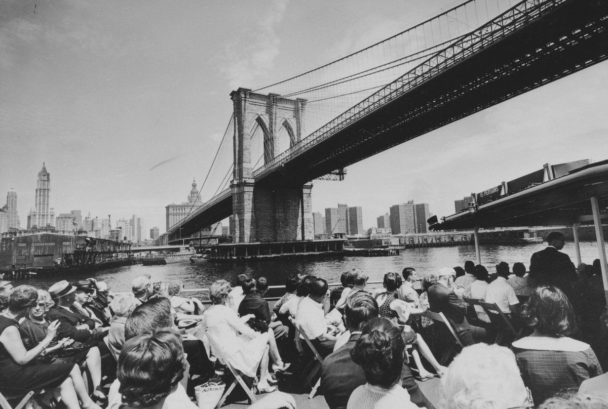 heres-the-new-york-city-skyline-in-1964-from-across-the-brooklyn-bridge